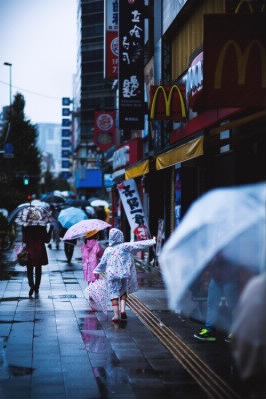 雨の日の街角