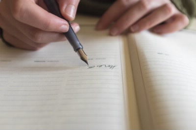 万年筆でノートに書く